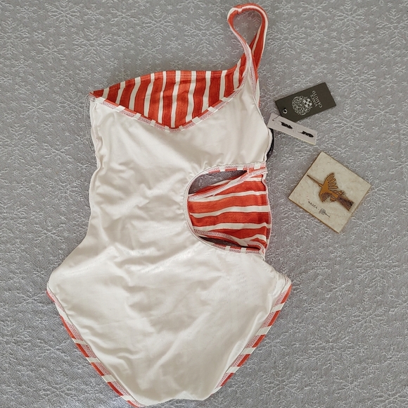 Vince Camuto New Women's swimsuit - Picture 6 of 7